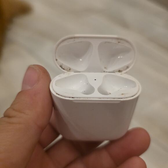 Apple AirPods 2nd Generation with Wireless Charging Case - White + Case Only - Picture 10 of 12